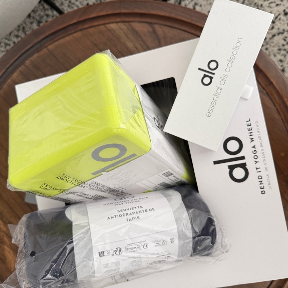Alo Yoga Wheel and Block Set in Neon Yellow and Black
